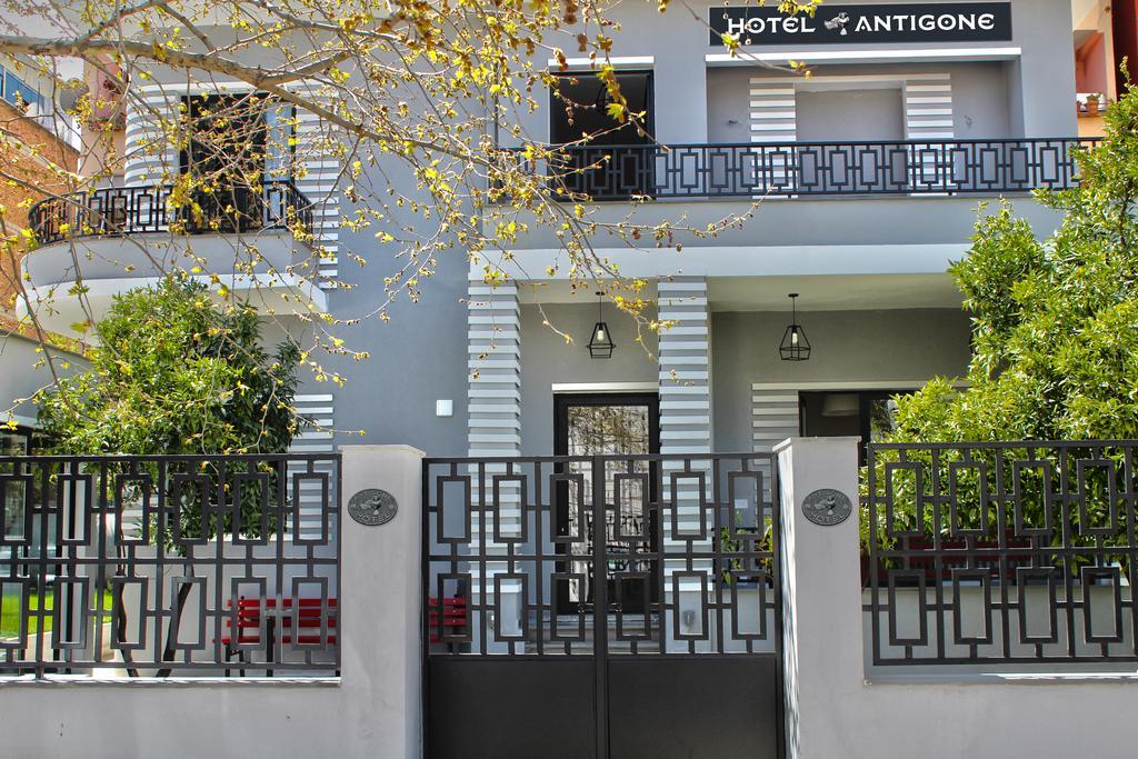 Antigone 3*